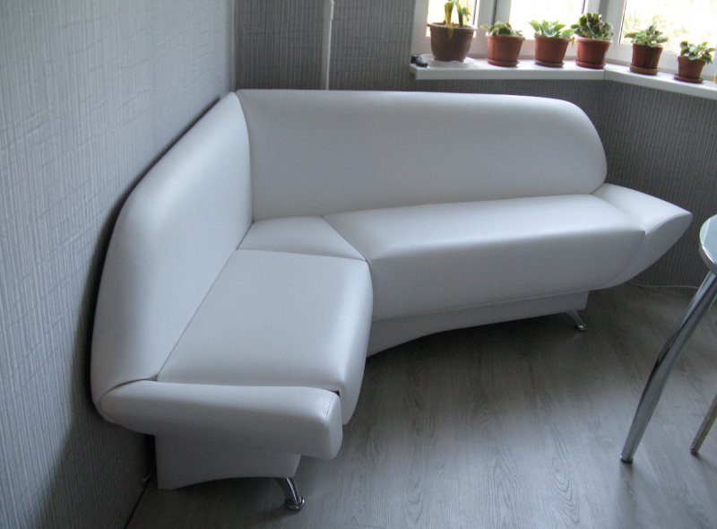 Bọc giả da màu trắng trên ghế sofa góc trong nhà bếp