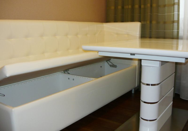 Convenientes cajas de almacenamiento en el sofá de la cocina.