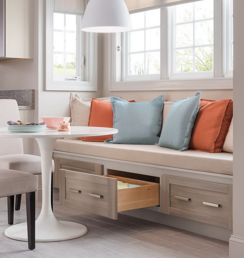 Gối nhiều màu trên ghế sofa nhà bếp có ngăn kéo