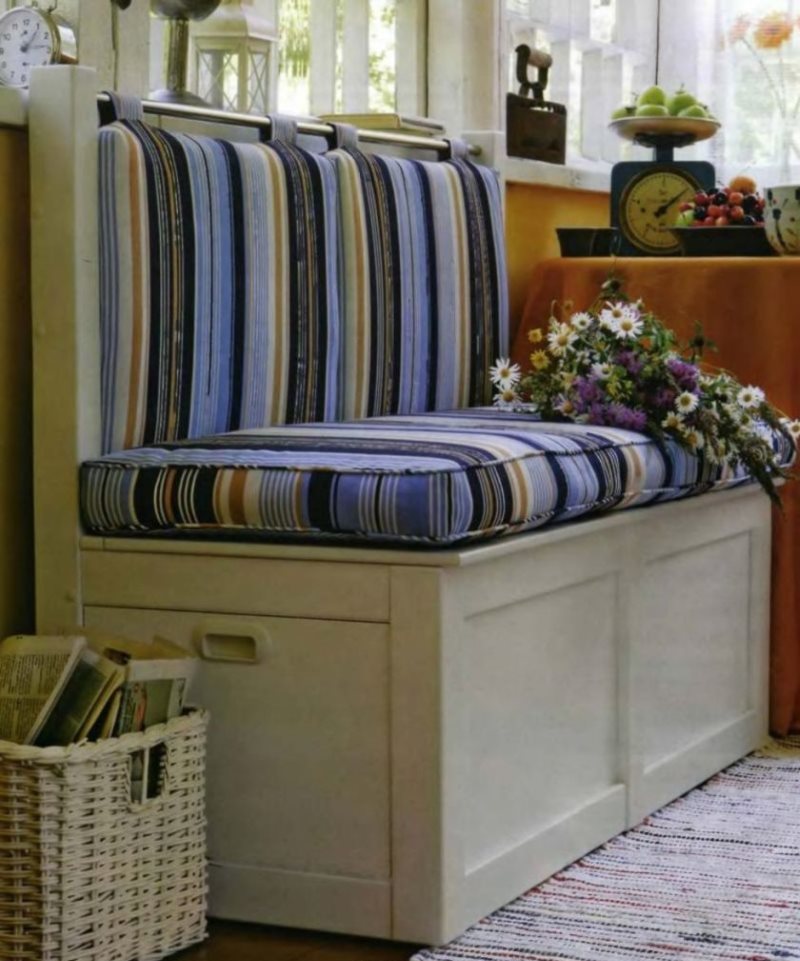 Banco de sofá con cajón en la pared lateral para la cocina.