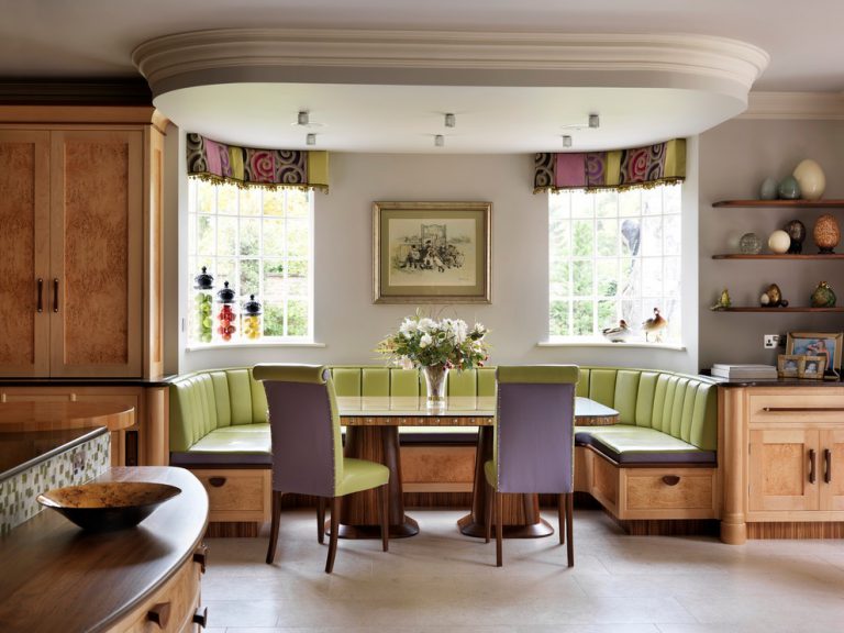 nhóm sofa trong cửa sổ của phòng khách nhà bếp