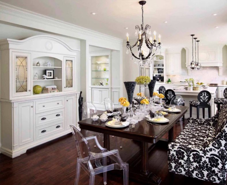 Cocina comedor con un cómodo sofá