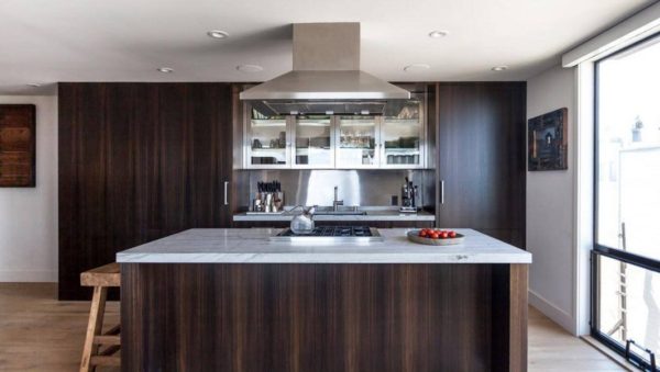 Contrast wenge kitchen with white