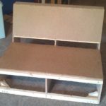 El marco de un sofá barato hecho de aglomerado