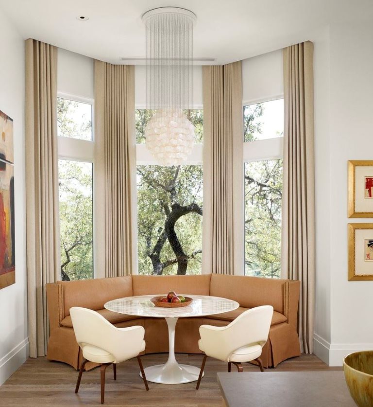 Cửa sổ nhà bếp với ghế sofa thoải mái