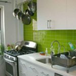 Ασπρόμαυρη ποδιά για τη λευκή κουζίνα - φωτεινή προφορά