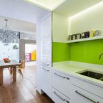 Ποδιά ασβέστη σε λευκό φόντο κάνει την περιοχή εργασίας πιο χαρούμενη και ευχάριστη.