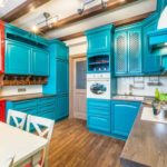 Projecteurs sur poutres en bois du plafond