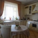 Tulle blanc sur la fenêtre de la cuisine