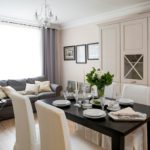 Assiettes blanches sur un tableau noir