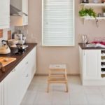 Tabouret en bois sur sol en céramique