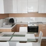 Serviettes blanches sur un comptoir en verre