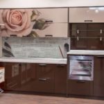 Grande rose sur la façade de l'ensemble de cuisine