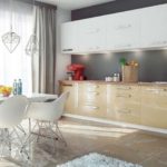 Sièges de chaise en plastique sur une structure métallique