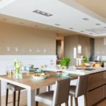 Plafond à deux niveaux à l'intérieur de la cuisine