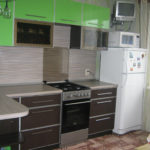 ตู้แขวนบานประตูสีเขียว