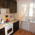 สอง tulles บนหน้าต่างห้องครัว