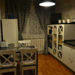 ห้องครัวแสนสบายพร้อมผ้าม่านสีเทา