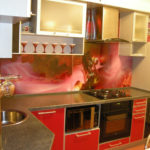 ผ้ากันเปื้อนคริลิคบนผนังของห้องครัวที่ทันสมัย