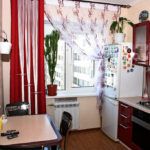 ผ้าม่านสีแดงในห้องครัว