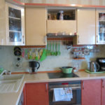 ห้องครัวรูปตัว L พร้อมอ่างล้างจานในมุม