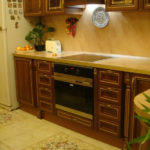 การตกแต่งที่สวยงามบนพื้นเซรามิกของห้องครัว