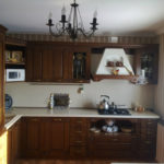 เฟอร์นิเจอร์ครัวสีน้ำตาลเข้ม