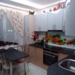 โต๊ะในครัวสีดำ