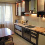 ม่านแสงบนหน้าต่างห้องครัว