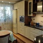 ภาพของห้องครัวจริงพร้อมตู้เย็นที่หน้าต่าง