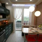 โคมไฟสองดวงบนโต๊ะอาหาร