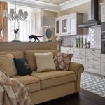 Διακοσμητικά μαξιλάρια σε μπεζ καναπέ