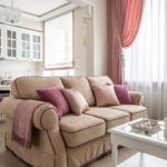 Ροζ κουρτίνα στο παράθυρο καθιστικού