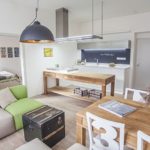 Παλιά στήθος αντί για τραπέζι του καφέ