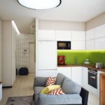 Λευκή κουζίνα με πράσινη ποδιά