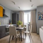 Κίτρινη κουρτίνα σε μια γκρίζα σαλόνι κουζίνα