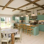 Rasuk kayu di siling putih dapur