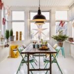 Lampu siling di atas meja kayu