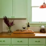 Roti segar di papan pemotongan