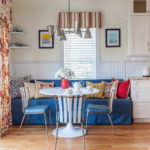 Cubierta azul en un sofá directo en la cocina de una casa privada