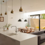 Cocina-sala de estar con sofá gris