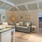 Diseño de cocina con sofá en una casa de campo.