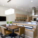 Grupo de sofás en una espaciosa cocina-sala de estar