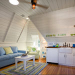 Sofá azul en la cocina de una casa de campo