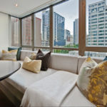 Gran sofá frente a la ventana panorámica de la cocina.