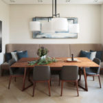 Mesa de madera frente a un sofá clásico.