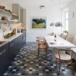 Mosaico de cerámica en el piso de la cocina