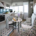 Cocina moderna con un cómodo sofá.