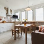 Sofá clásico contra la pared de la cocina en blanco.