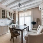 Decoración espejo de pared sobre el sofá